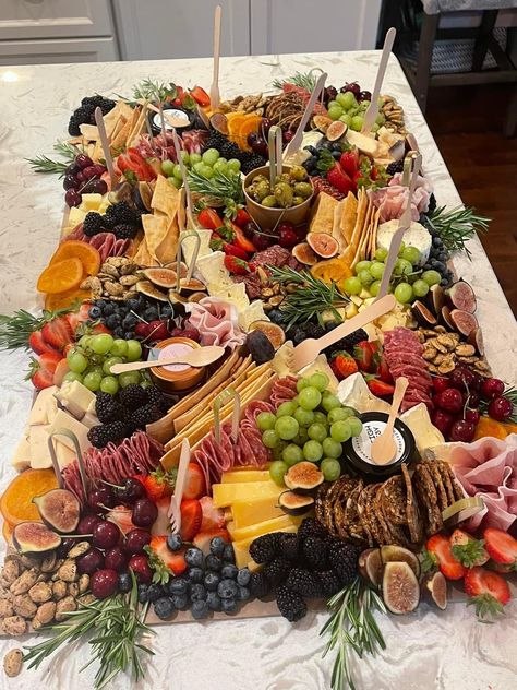 Nye Graze Board, Gracing Table Ideas, Grazing Table For 70 People, Large Charcuterie Table, Small Grazing Table, Grazing Table Brown Paper, Small Grazing Table Ideas, Graze Table, Grazing Table For 50 People