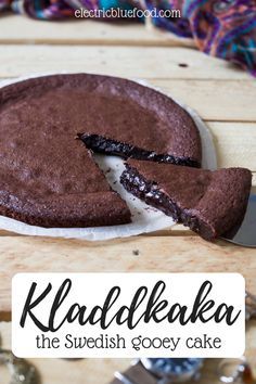 Kladdkaka is a Swedish chocolate cake. When cut, it is so gooey it's almost liquid. A cake you can’t say no to. Kladdkaka Recipe, Sticky Cake, Cinnamon Treats, Swedish Chocolate, Gooey Cake, Norwegian Food, Scandinavian Food, Blue Food, Swedish Recipes