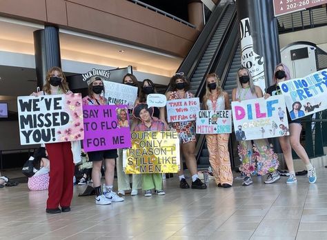 #harrystyles #loveontour Concert Signs, Hslot Outfit Ideas, Harry Styles Outfit, Harry Styles Poster, Harry Styles Aesthetic, Fan Poster, Harry Styles Concert, Harry Styles Pictures, Mr Style