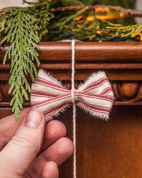 Fabric Garland Diy, Forest Christmas Decor, Diy Fabric Garland, Simple Diy Crafts, Tree Mobile, Bow Ornaments, Primitive Christmas Crafts, Fabric Christmas Decorations, Mini Christmas Trees