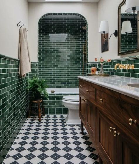 This is the definition of a stylish and traditional bathroom. Hotel 1928 Bathroom, Full Wall Tile Bathroom, Modern Farmhouse Bathroom Ideas Design Master Bath, Old English Bathroom, Double Sink Decor, Checkered Floor Bathroom, Small Full Bathroom Layout, Walk In Shower Small Bathroom, Tiled Bathtub