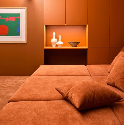 Minimal Lounge Room, House Cinema Room, Orange Carpet Living Room, Japan Bedroom Design, Small Cinema Room, Cinema Lounge, Orange Interior Design, Design Hotel Room, Orange Interiors