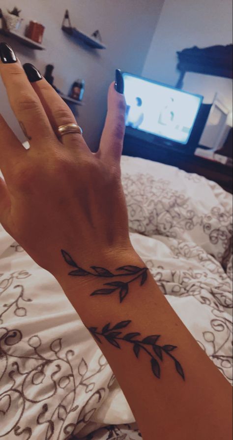 Wrap Around Wrist Tattoos, Henna Inspired Tattoos, Pretty Tattoos For Women, Small Hand Tattoos, Cute Tattoos For Women, Classy Tattoos, Discreet Tattoos, Girly Tattoos, Subtle Tattoos