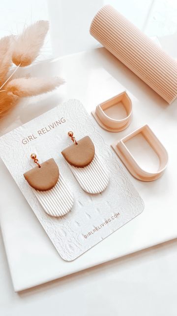 Clay Earring Tools, Basic Clay Earrings, Simple Clay Earrings Diy, Minimal Clay Earrings, Textured Clay Earrings, Clay Earring Inspiration, Minimalist Clay Earrings, Minimalist Polymer Clay Earrings, How To Make Clay Earrings