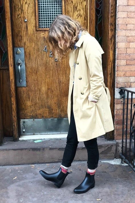 Rain Shoes Aesthetic, Hunter Chelsea Rain Boots Outfit, Spring Chelsea Boot Outfit, Chelsea Rain Boots Outfit Fall, Shoes For Rain, How To Wear Rain Boots Outfits, Rain Shoes Outfit, Rain Boots Work Outfit, Styling Rain Boots Outfit