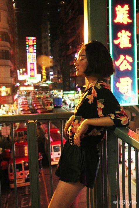 Wong Kar Wai, Mode Editorials, Elite Fashion, Desain Editorial, Body Reference Poses, Grunge Look, Human Poses Reference, Human Poses, Cinematic Photography