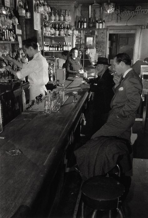 Joe’s Bar 1935-50 Greenwich Village New York Photo: Berenice Abbott Greenwich Village Nyc, Joes Bar, New York Bar, Berenice Abbott, Old Bar, Village Photography, 강아지 그림, Old Photography, New York Photos