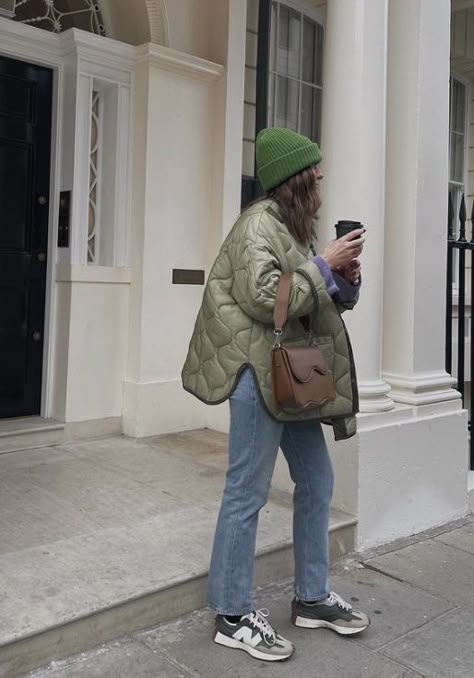 Green Sneakers Outfit, Uggs With Skirt, Quilted Jacket Outfit, Green Jacket Outfit, Uggs Tasman, Amsterdam Outfit, Quilted Anorak, Uggs Outfits, York Christmas