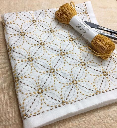 Sashiko Pattern, Sashiko Embroidery, Hand Embroidery Videos, Pola Sulam, Japanese Embroidery, Hand Embroidery Design Patterns, Sewing Embroidery Designs, 자수 디자인, Crewel Embroidery