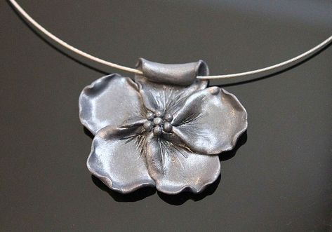 Beautiful Metal Clay flower necklace! Metal Clay Designs, Metal Clay Art, Pmc Jewelry, Precious Metal Clay Jewelry, Art Clay Silver, Silver Metal Clay, Metalwork Jewelry, Metal Clay Jewelry, Precious Metal Clay