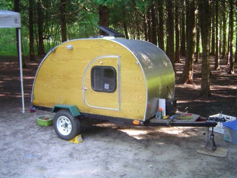 How to build a teardrop camper Camper Playhouse, Teardrop Trailer Plans, Building A Teardrop Trailer, Teardrop Camping, Pop Up Trailer, Trailer Plans, Trailer Build, Vintage Campers Trailers, Cool Campers