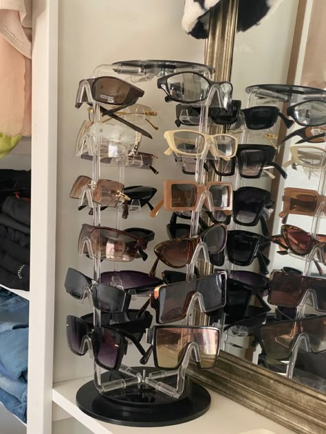 Sunglasses Organizer Ideas, Sun Glass Storage Ideas, Sun Glass Storage, Sun Glass Organization, Sunglass Holder Ideas, Sunglass Collection, Glasses Organization, Sunglasses Display Ideas, Sunglasses Wall