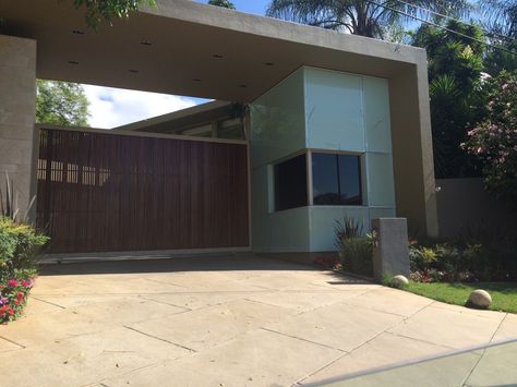 Security Guard House, Driveway Entrance Gate, Barbados House, Modern Iron Gate Designs, Boundry Wall, Golf House, Main Gates, Cabin Modern, Modern Residential Architecture