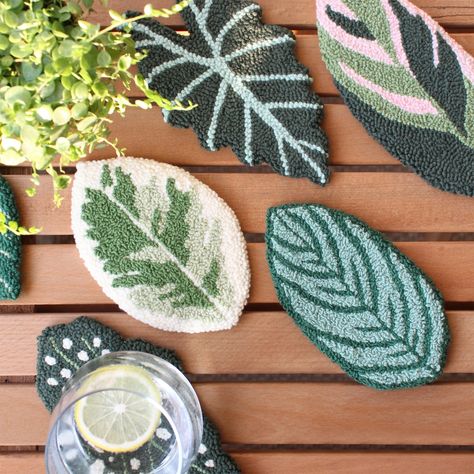 Flower Punch Needle, Rug Punching, Punch Needle Coasters, Plant Mug, Ceramica Ideas, Flower Punch, Pretty Embroidery, Ficus Elastica, Punch Needle Embroidery