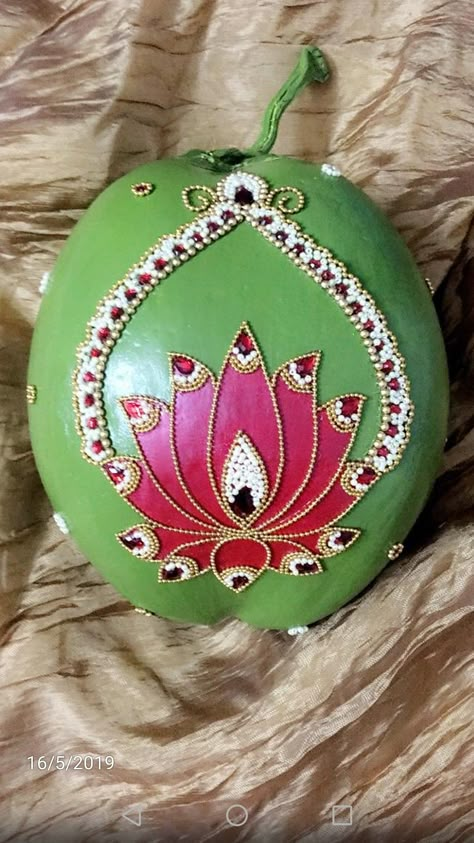 It is a sacred fruit that symbolizes selflessness. When bride and groom tie the knots of marriage, a coconut represents giving each other selflessly in the relationship, keeping the egos aside. Coconut is also offered by the in laws to the bride as a symbol of fertility. Kobbari Bondalu Decoration, Coconut Decorations For Wedding, Pelli Kobarikaya Designs, Bridal Coconut Designs, Addutera Designs, Bridal Coconut Decoration, Coconut Wedding Decor, Kobbari Bondam Decoration, Kobbari Bondam Decoration For Marriage