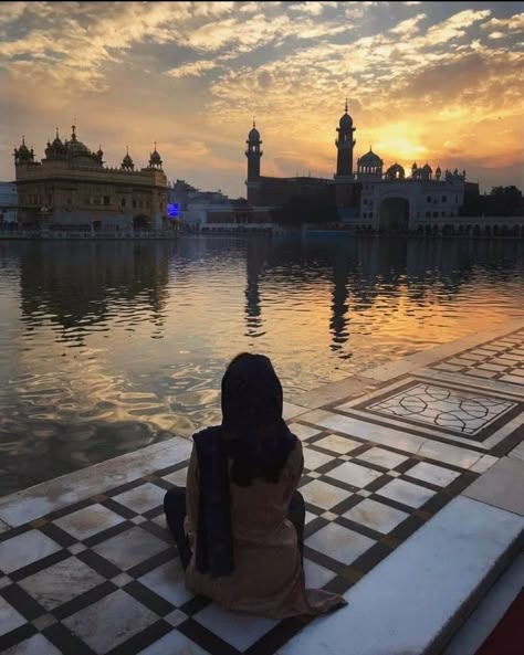 Kashmir Trip, Darbar Sahib, Guru Nanak Wallpaper, Harmandir Sahib, Golden Temple Amritsar, Temple India, Vision Board Themes, Religious Photos, Temple Pictures