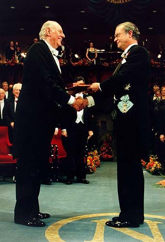 Dario Fo receiving his Nobel Prize from the hands of His Majesty King Carl XVI Gustaf of Sweden at the Stockholm Concert Hall, 10 December 1997. - Get Dario's biography (updated to 2013) in Italian at http://www.ledizioni.it/prodotto/joe-farrell-dario-e-franca-la-biografia-della-coppia-fo-rame-attraverso-la-storia-italiana/ Dario Fo, Alfred Nobel, Nobel Prize In Literature, 10 December, The Middle Ages, George Michael, Nobel Prize, Concert Hall, I Love Books