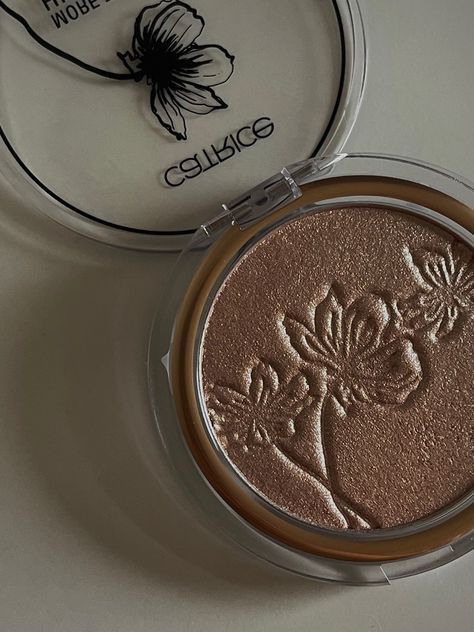 Catrice More Than Glow Highlighter, Highlighter Aesthetic Makeup, Grwm Party, Catrice Highlighter, Benefit Highlighter, Catrice Makeup, Makeup Prep, Subtle Makeup, Makeup And Beauty Blog