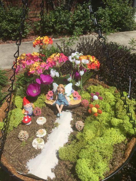 Fairy garden hanging basket Living Outside, Fairy Village, Garden Fun, Fairy Garden Ideas, Do It Yourself Crafts, Hanging Basket, Fairy Gardens, Hanging Baskets, Amazing Gardens