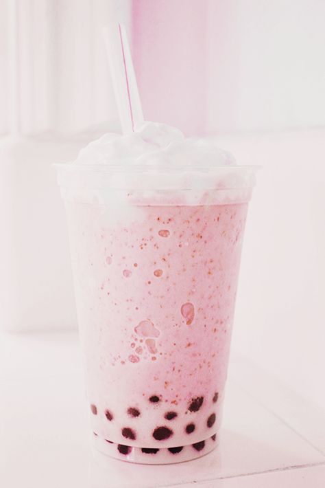 Bubble Tea Boba, Boba Drink, Bubble Milk Tea, Pink Foods, Sweet Drinks, Pretty Drinks, Pink Bubbles, Kawaii Food, Boba Tea