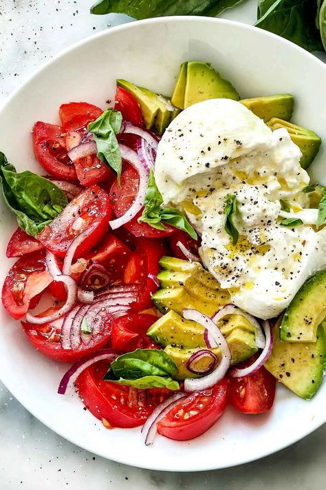 Salad With Bread, Burrata Recipe, Burrata Salad, Salad With Avocado, Foodie Crush, Idee Pasto Sano, Tomato Salad, Soup And Salad, 1 800