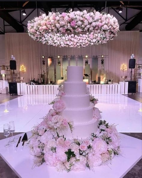 Giant Wedding Cakes Elegant, Massive Wedding Cake, Coloured Wedding Dress Different, Wedding Cakes Big, Wedding Cake Pink, Huge Wedding Cakes, Cake World, Fairytale Wedding Dress, Fancy Wedding Cakes