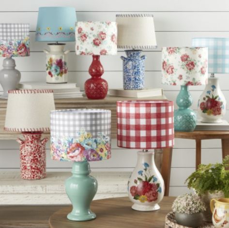 Pioneer Woman Kitchenware, Pioneer Woman Walmart, Pioneer Woman Kitchen Design, Pioneer Woman Dishes, Pioneer Woman Kitchen Decor, Cocina Shabby Chic, Kitchen Remodel Plans, Beautiful Lamps, Vintage Milk Can