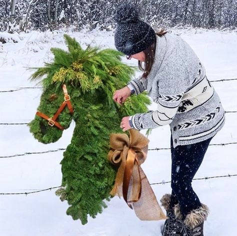 Horse Wreaths For Front Door, Horse Head Wreath Tutorial, Animal Wreaths, Rooster Wreath, Flower Door Hanger, Solar Christmas Tree, Horse Wreath, Horse Head Wreath, Outdoor Tree Lighting