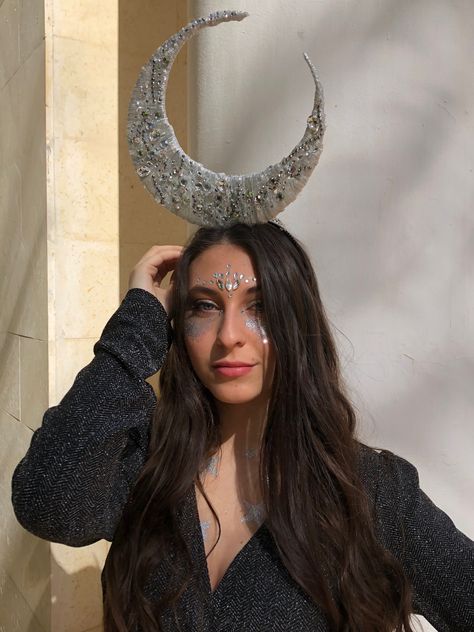 Moon costume , diy costume, burning man party costume, moon make up #moon #costume #mooncostume #costumeideas Diy Moon Costume, Moon Outfit Ideas, Luna Costume, Halloween Costume Ideas For Kids, Burning Man Costumes, Costume Ideas For Kids, Burning Man Accessories, Moon Outfit, Mirrored Costume