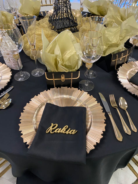 Gold Charger Plates Table Setting, Chargers Plates Table Setting, Birthday Tablescape, Gold Theme Birthday, Black Plastic Plates, Black Round Table, Event Decor Ideas, Round Wedding Tables, Party Decorations Table