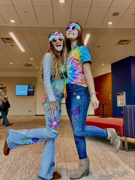 Hippies Group Costume, 70s Spirit Day Outfit, Homemade Hippy Costume, Decades Day Spirit Week 70s Hippie, Carnaval Hippie, Cute Halloween Costumes Hippi, Hippie Outfits Carnaval, Diy Hippie Clothes, 60s Fancy Dress