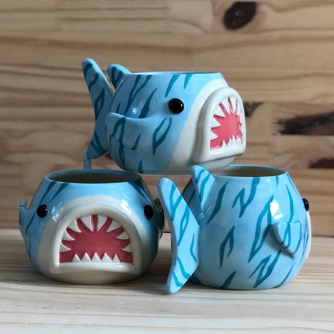 Shark Pinch Pot, Shark Pottery Painting, Cute Shark Stuff, Pinch Pot Animals Ceramics, Simple Pinch Pot Ideas, Pinch Pot Ideas Ceramics Animals, Pinch Pot Animal, Clay Pinch Pot Ideas, Animal Pinch Pots