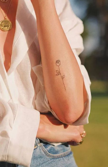 30 Cool Small Tattoos for Women in 2021 - The Trend Spotter Simple Rose Outline, Minimalist Rose Tattoo, Rose Tattoo Hand, Tato Naruto, Tato Mandala, Tato Maori, Forearm Tattoo Ideas, Simple Rose Tattoo, Yellow Rose Tattoos