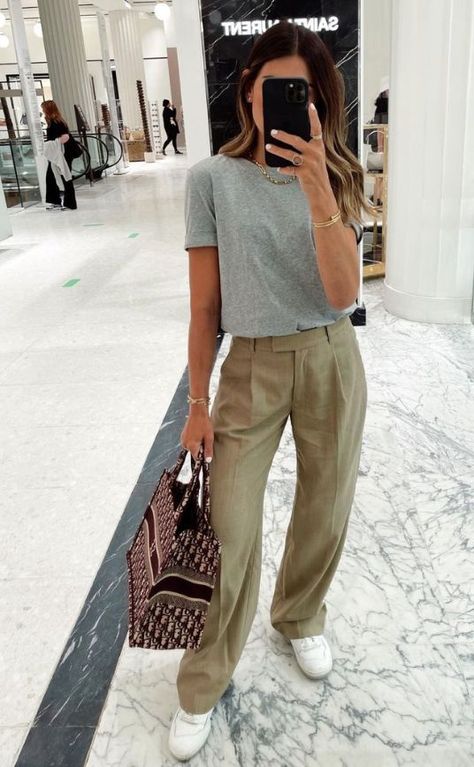 Trousers And Sneakers Outfit, Trousers White Sneakers, Trousers Outfit Casual, Wide Leg Trousers Outfit, New Balance 550 White, Khakis Outfit, White Sneakers Outfit, Trainers Outfit, Wide Leg Pants Outfit