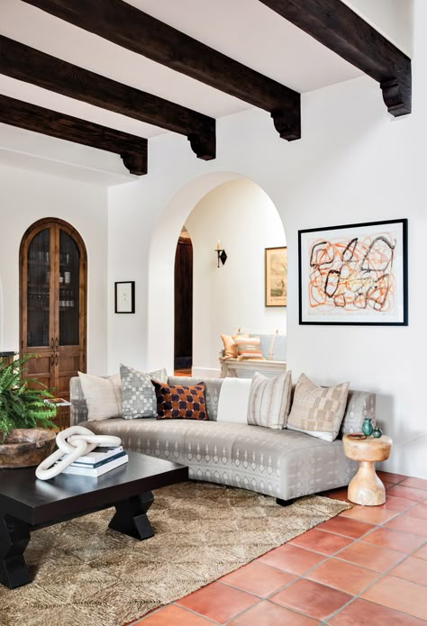 Spanish Style Homes Interior, Spanish Style Living Room, Modern Spanish Style Homes, Spanish Living Room, Spanish Style Home Interior, Modern Spanish Style, Mediterranean Living Room, Country Style Furniture, Mediterranean Interior Design