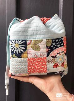 Quilted Bag Patterns, Bag Pattern Free, Diy Bags Purses, Knitting Project Bag, Quilted Tote Bags, Retro Fabric, Quilted Totes, Patchwork Bags, Project Bag