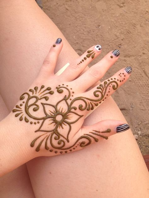 Flower 🌺 Hand Henna Designs Flower, Henna Tattoo Designs Hand Flowers, Henna Design Flower, Dragonfly Henna, Flower Henna Design, Henna Tattoo Flower, Tattoo Designs Hand, Flower Henna Designs, Hannah Tattoo