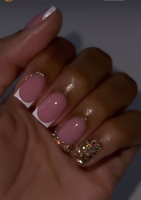 There's a new beauty trend taking over Instagram and it's absolutely stunning. Say hello to "quartz nails". New Year’s Eve Nails Design Short, Nye Nails Short Black, Short Nails For Braiders, Valentine's Day Outfit Black Women, Pink And Gold Short Nails, New Years Short Nails Design, Gel Nails Fall 2023, Short Fall Acrylic Nails Designs, Short Natural Acrylic Nails Square