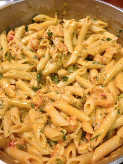 Mardi Gras Crawfish Pasta (recipe from one of my Eat This!!! pins). OMG!! So good!!! Crawfish Alfredo, Cajun Alfredo Pasta, Mardi Gras Pasta, Crawfish Pasta, Cajun Alfredo, Haitian Recipes, Crawfish Recipes, King Cakes, Cajun Dishes