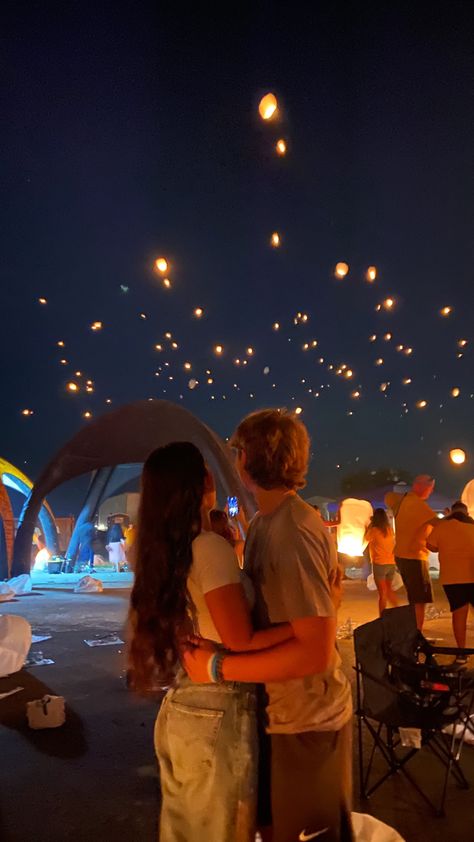 #aesthetic #lantern #lanternfestival #tangled #boyfriend #coupleportrait Proposal Ideas Lanterns, Latern Festival Date, Lantern Festival Couple, Lantern Date, Lantern Festival Aesthetic, Aesthetic Lantern, Uw Seattle, Lanterns Festival, Water Lantern Festival