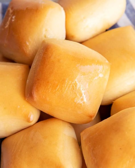 Texas Road House Rolls, Road House Rolls, Texas Roadhouse Rolls Recipe, Copycat Texas Roadhouse Rolls, Copycat Texas Roadhouse, Roadhouse Rolls, Texas Roadhouse Rolls, Cinnamon Honey Butter, Cinnamon Honey