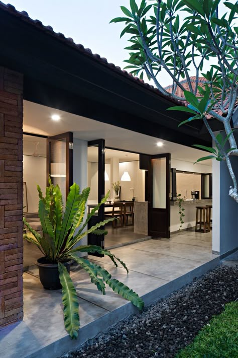 Balinese House Design, Modern Tropical House, Tropical House Design, Kerala House Design, Tropical House, Village House Design, Modern Tropical, Design Exterior, Village Houses