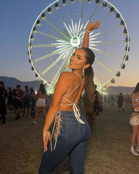 Coachella Group Pictures, Rave Poses Instagram, Coachella Poses, Festival Poses Ideas, Rave Instagram Pictures, Festival Ig Pics, Rave Poses, Coachella Pose Ideas, Festival Photo Ideas