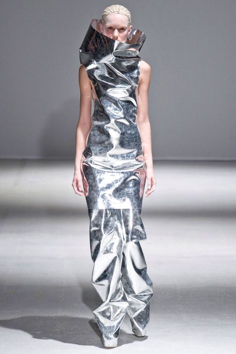 Gareth Pugh Fall 2014 Collection Metal Dress, Space Fashion, Gareth Pugh, Couture Mode, Metal Fashion, Futuristic Fashion, Live Fashion, Future Fashion, Silver Dress