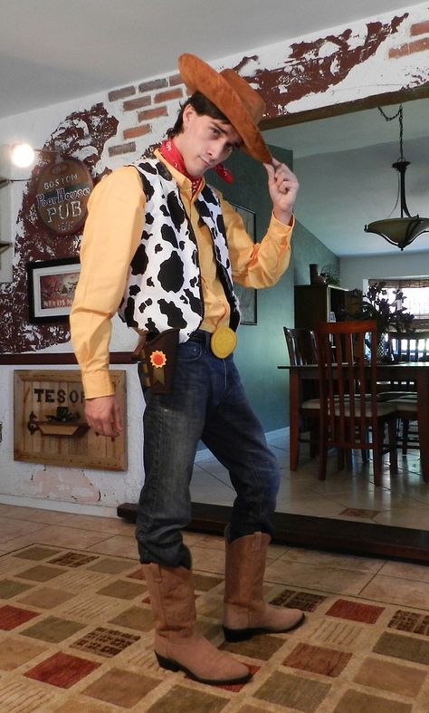 Woody #Cosplay from Toy Story Mens Woody Costume, Woody Cosplay, Fantasias Toy Story, Disfraz Toy Story, Woody Costume, Toy Story Halloween, Disney Characters Costumes, Movie Character Costumes, Toy Story Costumes