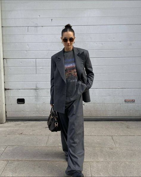 Pants Baggy Outfit, Grey Monochromatic Outfit, The Power Of One, Normcore Fashion, Outfit For Fall, Celebrity Casual Outfits, Pants Baggy, Preppy Girl, Monochrome Fashion