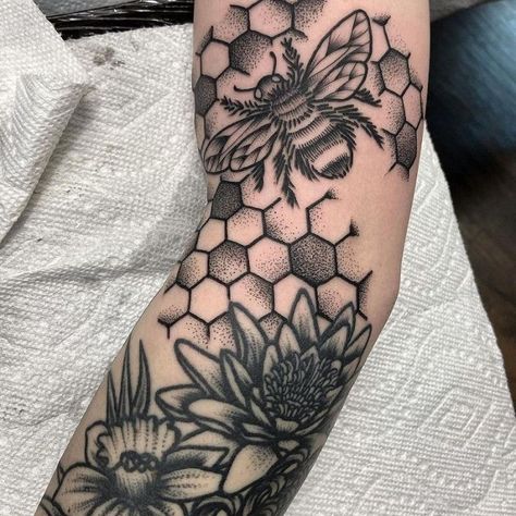 Honeycomb Tattoo Ideas, Honeycomb Tattoo Sleeve, Mandala Tattoo Mann, Sleeve Filler, Hexagon Tattoo, Honeycomb Tattoo, Tattoo Sleeve Filler, Backpiece Tattoo, Elbow Tattoo