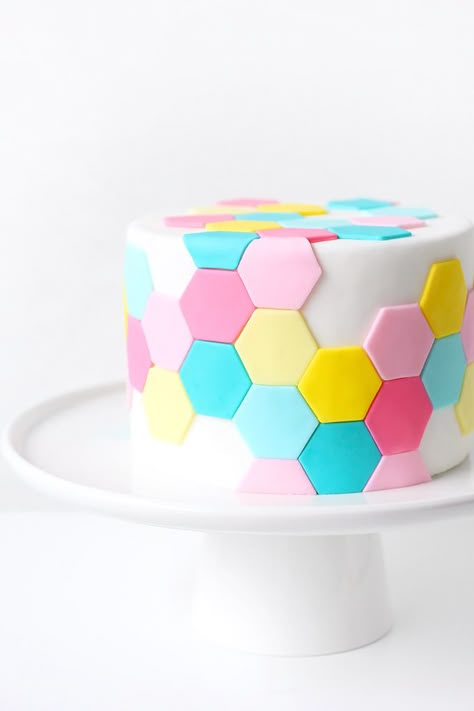 ispydiy_hexagoncake7 Tile Cake, Diy Sweets, Geometric Cake, Cakes Design, Baking Projects, Fondant Cake Designs, Hexagon Tile, Spiderman Party, Hippie Van