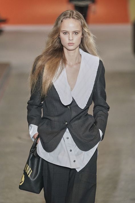 Big Collar Shirt, Olivia Vinten, Dress Over Jeans, Pretty Cardigans, Peter Pan Collar Shirt, Leandra Medine, White Collared Shirt, Big Collar, Chanel Haute Couture