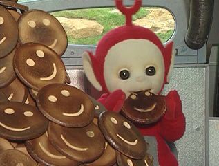 Teletubby toast!! They used to sell this, I was amazed at a friend's birthday party when their little brother started gobbling this! Tubby Toast, Teletubbies Funny, Po Teletubbies, Childhood Memories 2000, 90s Cartoons, Dessin Adorable, 90s Kids, Reaction Pictures, Mood Pics